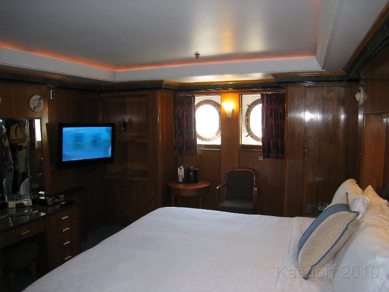 Queen Mary 2010 0420.JPG - A first class cabin, one of 300 they use for the hotel.